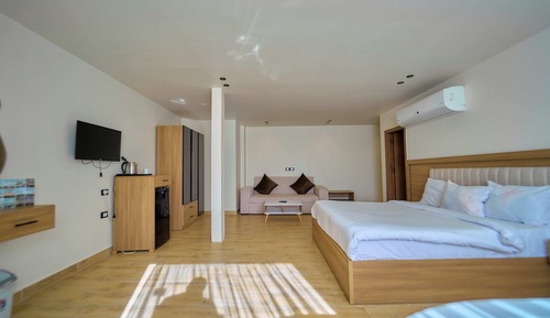 Deluxe Suite with Pyramids View