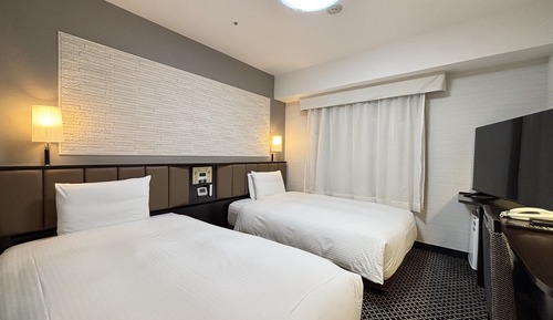 Twin Room, Smoking