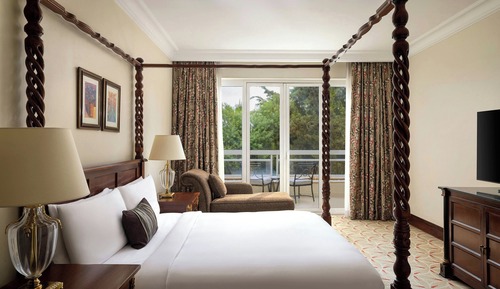 Executive Suite, 1 King Bed, Golf View (Lounge Access, Bi-Level)