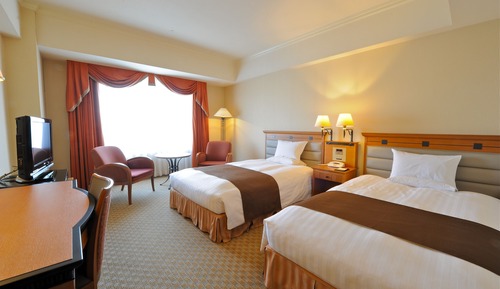 Twin Room, Smoking