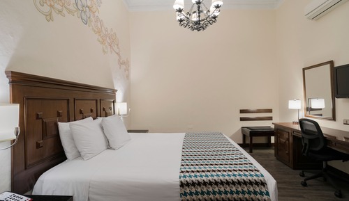 Deluxe Room, 1 King Bed, Non Smoking (Colonial)