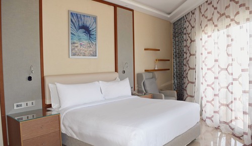 Suite, 1 King Bed, Kitchenette, Sea View (Plaza)