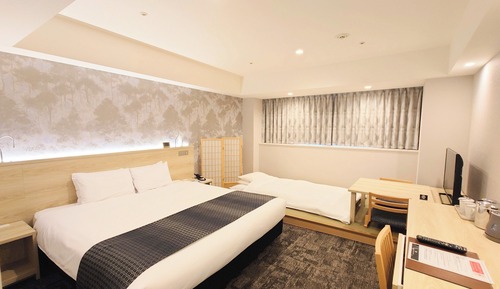 Comfort Triple West Wing (Non-smoking, Lower Floors)