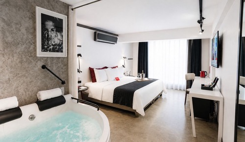 Room (Cosmopolitan)