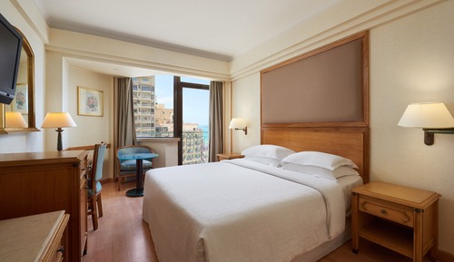 Club Room, 1 Queen Bed, Balcony, City View