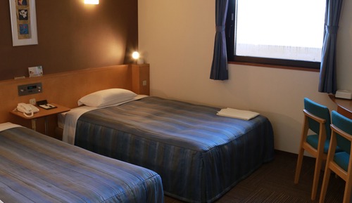 Twin Room, Smoking