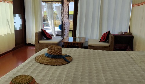 Family Room, Lake View