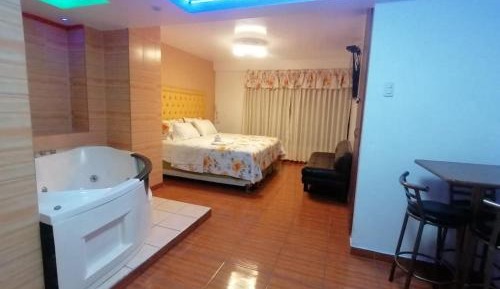 Queen Suite with Spa Bath