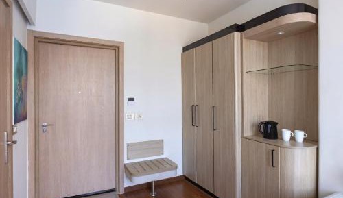 Standard King Room with Pool View - Mobility Accessible