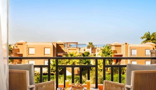 Deluxe King Room with Partial Sea View