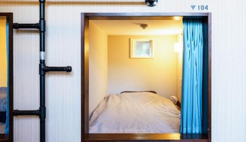 Single Bed in Mixed Dormitory Room