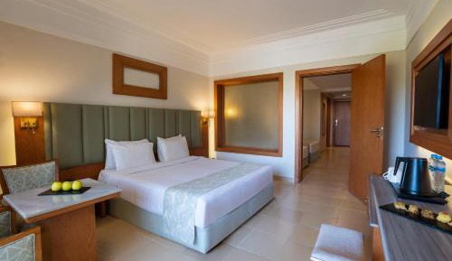 Interconnecting Family Room (2 Adults + 2 Children)