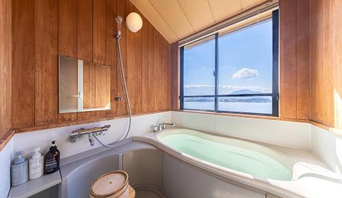 Japanese-Style Twin Room with Mt.Fuji View with Lake View Bathroom