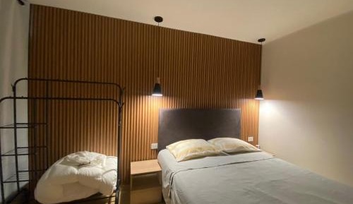 Deluxe One-Bedroom Apartment