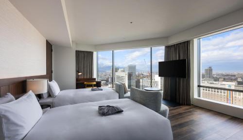 Deluxe Corner Twin Room with Lounge Access - Non-Smoking