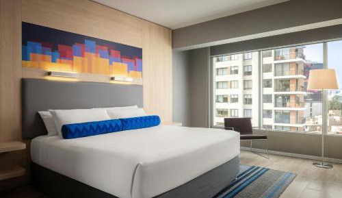 Savvy, Suite, 1 King, City View, Corner Room