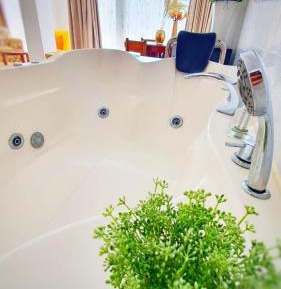 Deluxe King Suite