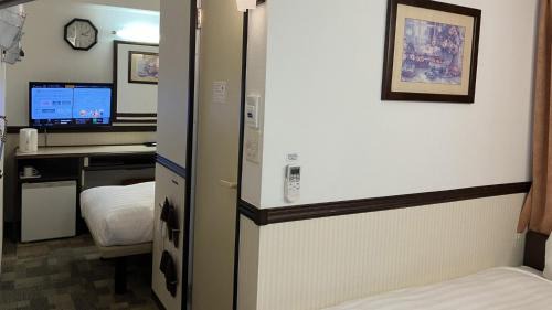 Standard Twin Room with a Shower & Bath Room between Beds - Non-Smoking