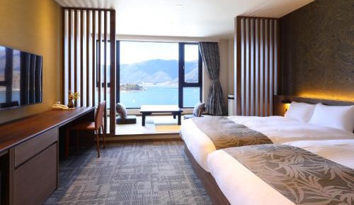 Connecting Japanese Western Room with Lounge Access (over 13 years old)	