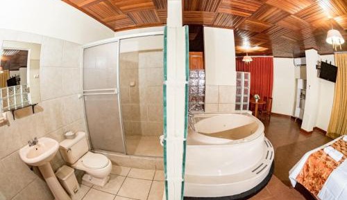 Queen Suite with Spa Bath