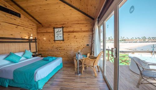One-Bedroom Suite, Queen, Sea View