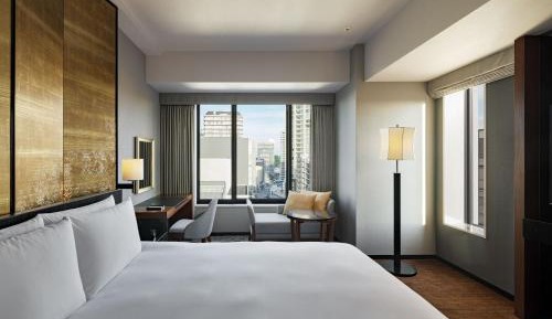 Corner King Room with City View