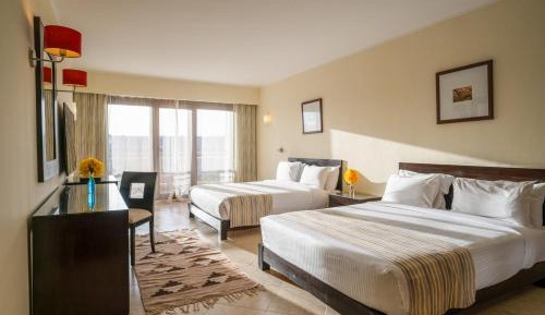 Junior Suite – West Bay (Adults Only +16+)