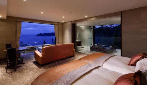 Corner Suite 2F