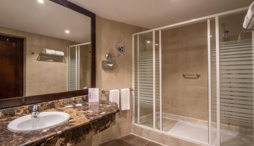 Elite Suite - West Bay (Adults Only 16+)