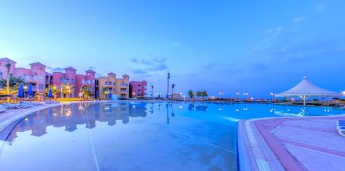 Apartment with Pool View 