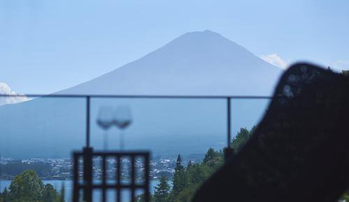 Premium Suite with Mountain and Lake View
