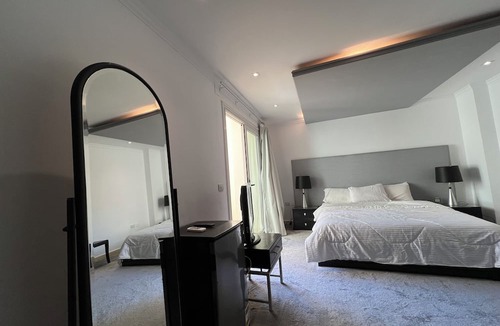 Al Duqqi Apartment | ELITE Premium 3 En-Suites Nile Residence