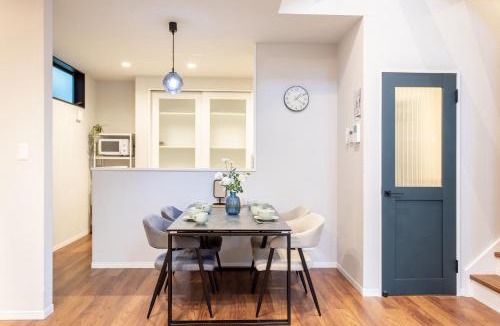 Nishinari Villa | New! Direct access to Namba 静和-旅タイム旭白 鶴見橋商店街近く 3階建て一棟貸切 バスルーム2つ 大型ガレージ付