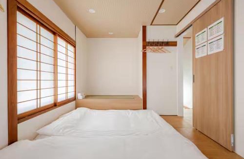 Honmachi Apartment | Comfortably sleeps up to 8 - Shinjuku 2 Stops - Direct to Shibuya - 2 Shower Rooms 広々8名まで宿泊可能 幡ヶ谷8分 新宿から2駅 渋谷直通バス有り シャワールーム2つ 広々快適ステイ