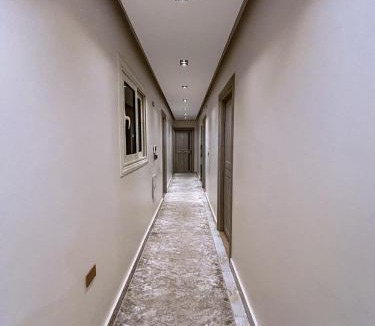 Al Duqqi Apartment | Royal Master Room Private Bath Gameat AlDowal