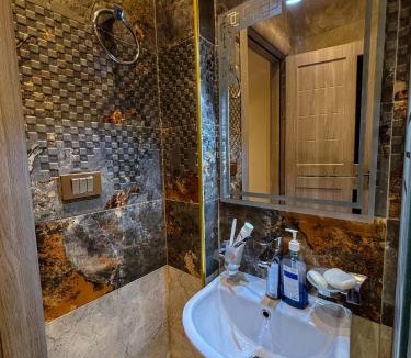 Al Duqqi Apartment | Royal Master Room Private Bath Gameat AlDowal