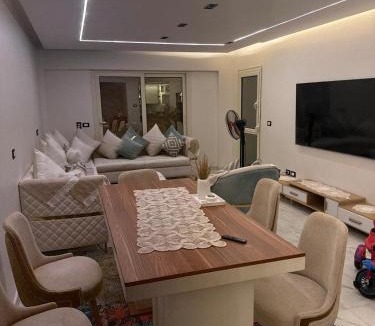 Sheikh Zayed City Apartment | Apartment with a garden on the ground floor, hotel furnishings
