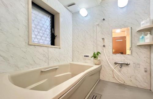 Kawaguchi House | Pets are allowed Up to 12 Guests - Entire Home - Family Group Friendly - Easy Access to Tokyo - Free Parking ペット同伴可 コスパ抜群 最大12名まで貸切 駐車場無料 都心へスムーズ 団体に最適
