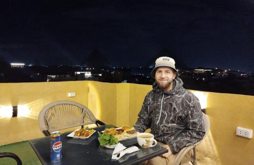 Giza House | LOAY PYRAMIDS VIEW