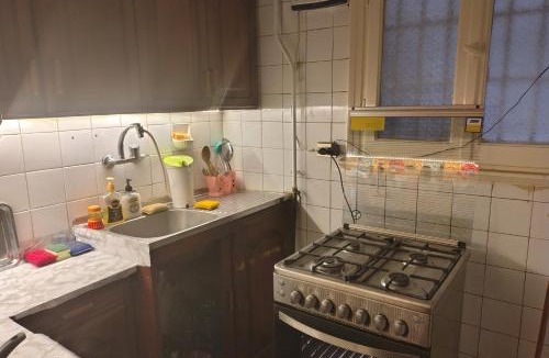 Az-Zaytun House | Comfortable 3-Bed Room with Workspace & AC