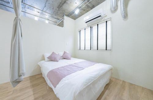 Minato Apartment | USJ側にあるデザイナーズマンション 2LDkベッド3台 広々リビング205号