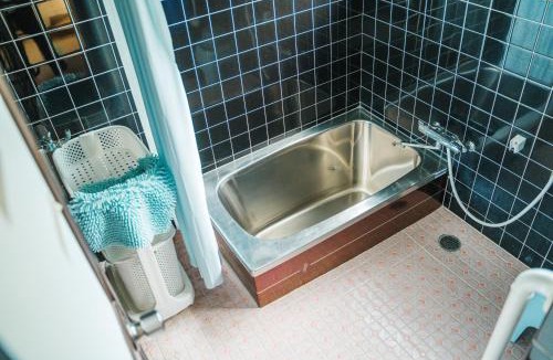 Hoshinooka House | 木の家ゲストハウス松山本館