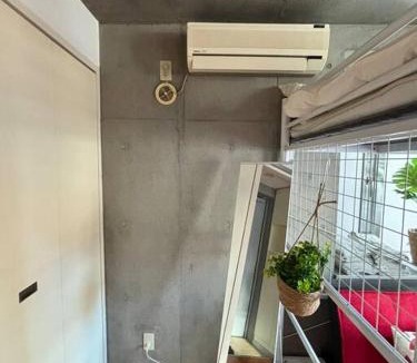 Nishi-Shinjuku Apartment | 新宿まで1駅 初台駅徒歩9分 コンビニ2分 PokeMonと暮らすデザイナーズルーム