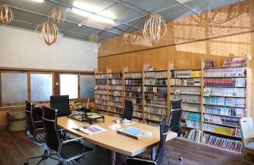 Shimoichi Apartment | 奈良吉野の小学校跡地ゲストハウス-五右衛門風呂体験-漫画図書室-卓球台-一棟貸し-素泊まり-吉野山天川村観光-Small inn attached to a historic school building