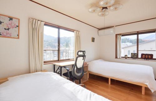 Nikko House | 新装開業 世界遺産と東武日光駅に至近 広いリビング 貸切 家族団体に最適