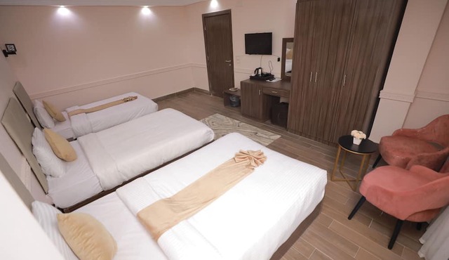 Pearl pyramids Inn