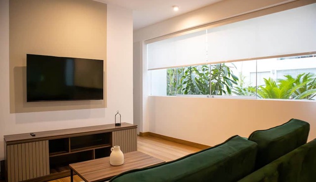 w Striking 1BR in Miraflores