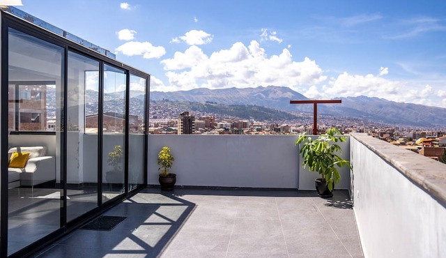 Spacious 4 Bedroom Full Apartment, a few Minutes From the Main Square