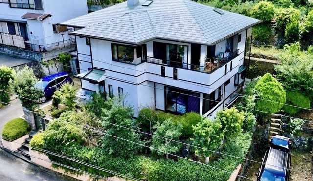 Atami, Ajiro | Entire House Rental for Up to 15 Guests | 4 Bedrooms, 2 Bathrooms, 2 Toilets | BBQ in the Garden | Free Parking for 4 Cars | 15-minute walk to the ocean | Perfect for family and group trips in 静岡県熱海市下多賀
