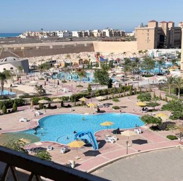 شاليه مجهز لكل تفاصيل الإجازه المثالية بمنتجع اكوا فيو الساحل الشمالي